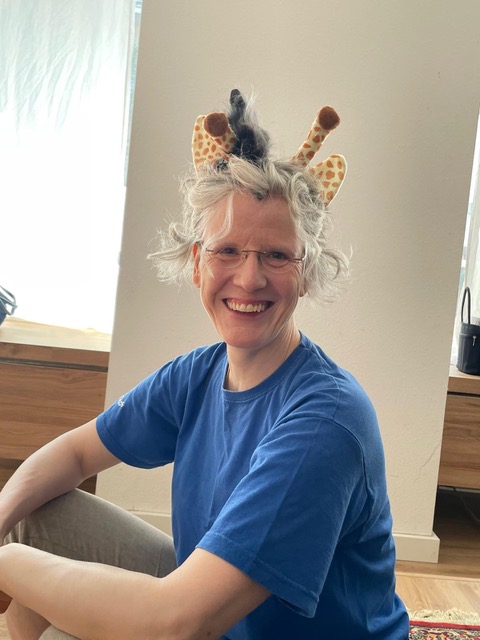 Simone Neumann, zweite Trainerin des Bildungsurlaubs, mit Giraffenohren im Haar