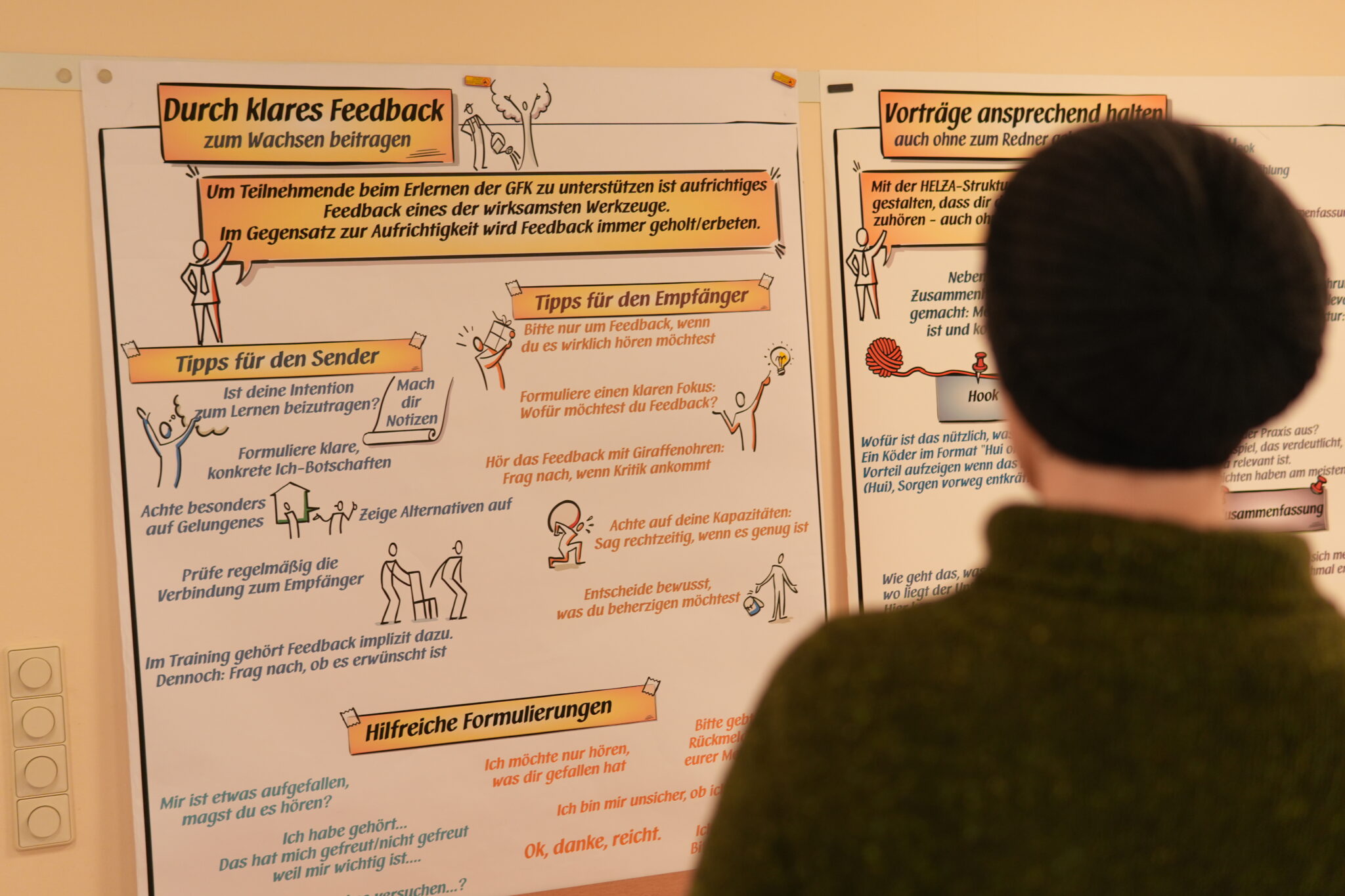 Person von hinten vor einem Plakat mit Tipps für klares Feedback