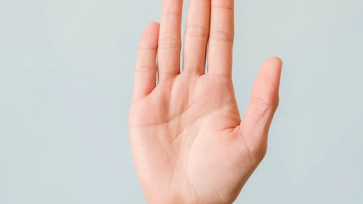 Eine geöffnete Hand signalisiert eine Pause.
