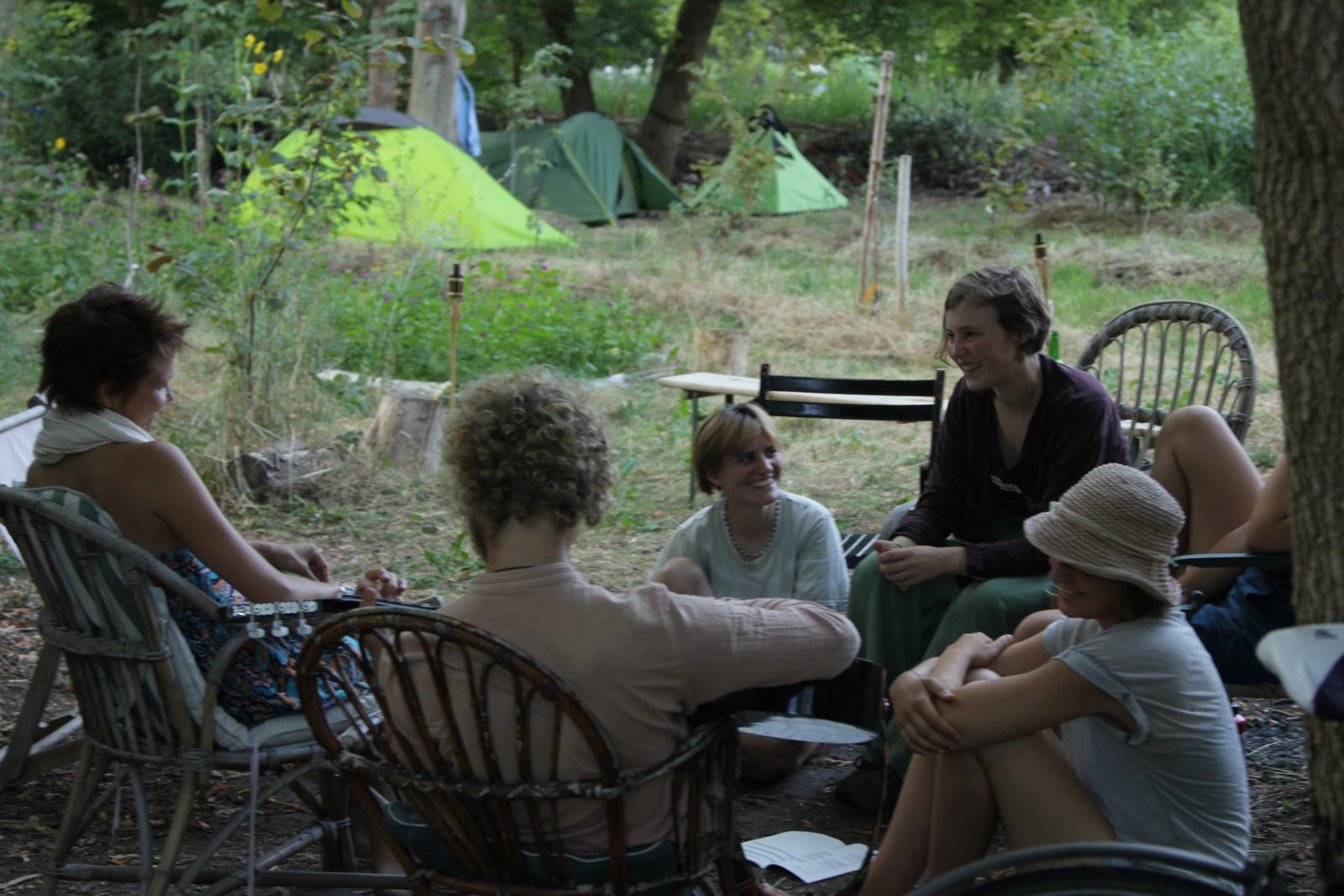 Ausbildungsgruppe im Stuhlkreis im Garten der Frieda