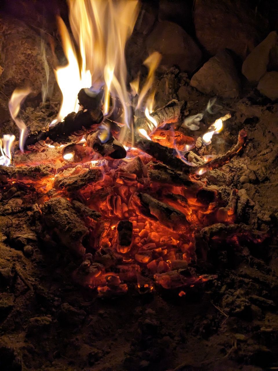 Lagerfeuer am Abend an der Frieda