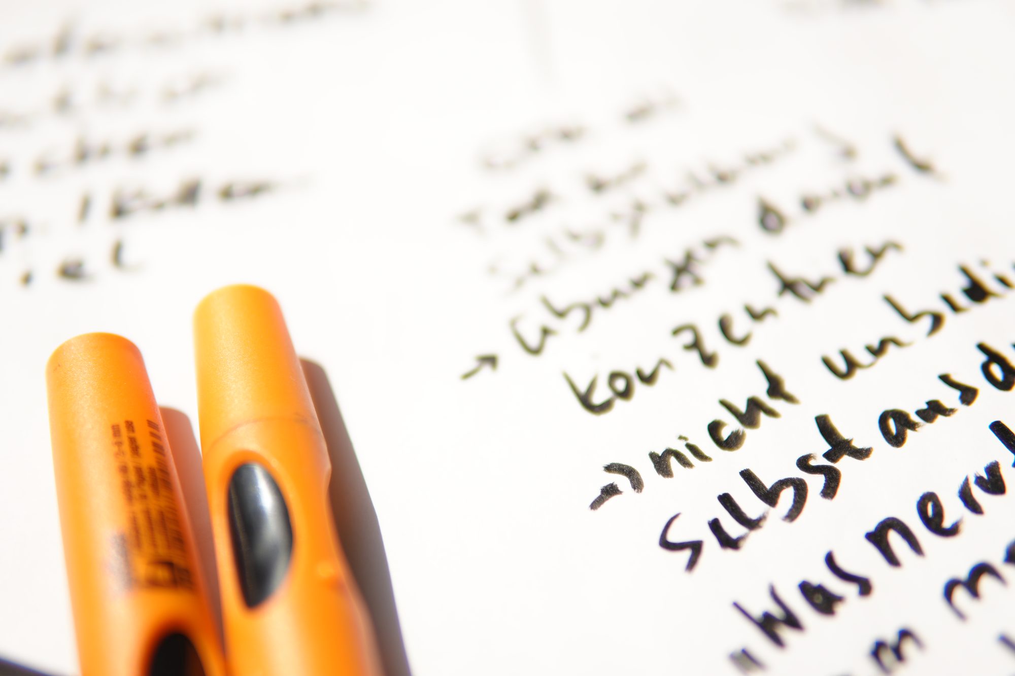 Stifte liegen auf handschriftlichen Übungsnotizen aus der Seminarvorbereitung