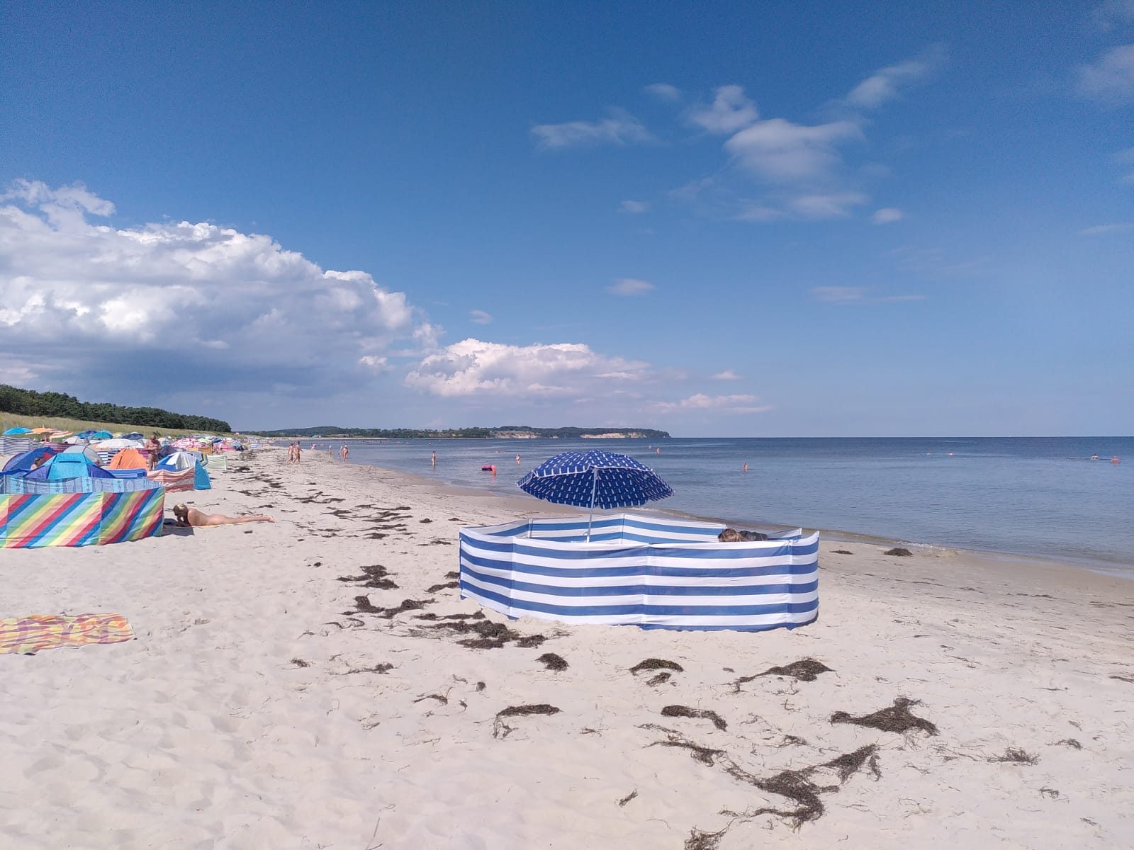 Sandstrand auf Rügen mit Windschutz und Sonnenschirm an der Ostsee