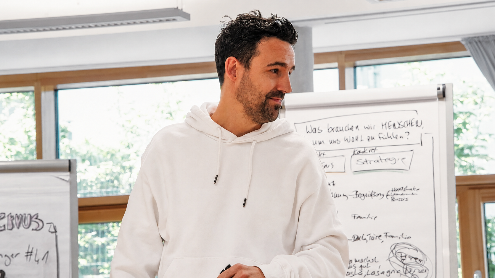 Pierre Boisson erklaert an einem Whiteboard