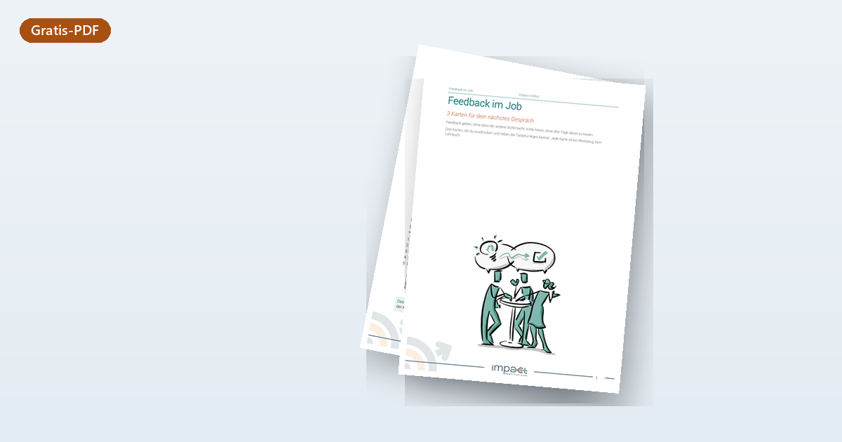 Mockup des Gratis-PDFs "Feedback im Job, drei Karten zum Ausdrucken", leicht nach links gedreht auf hellblauem Grund.