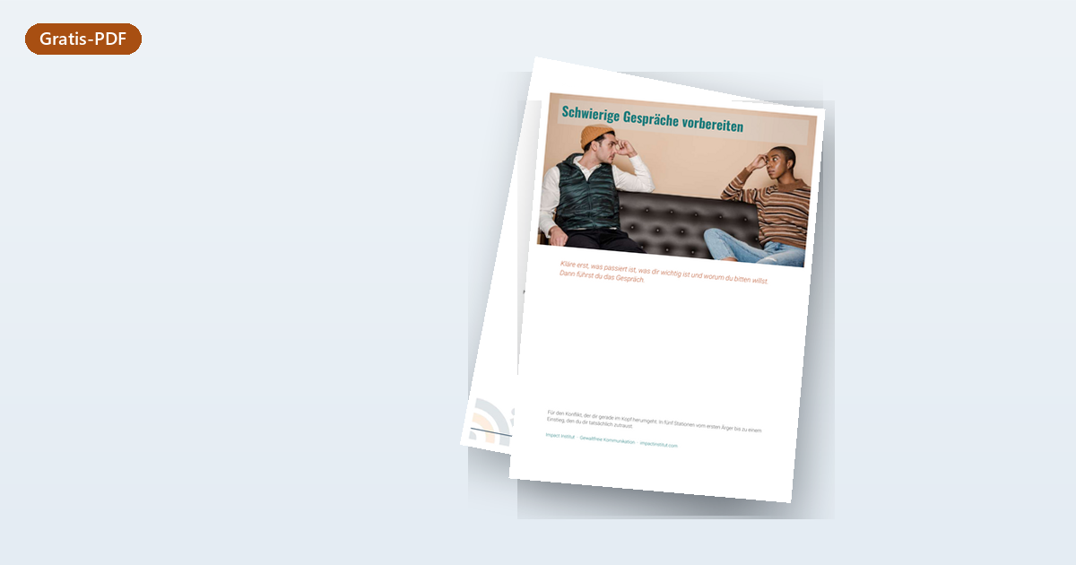 Mockup des Gratis-PDFs "Arbeitsheft: schwieriges Gespräch vorbereiten", leicht nach links gedreht auf hellblauem Grund.